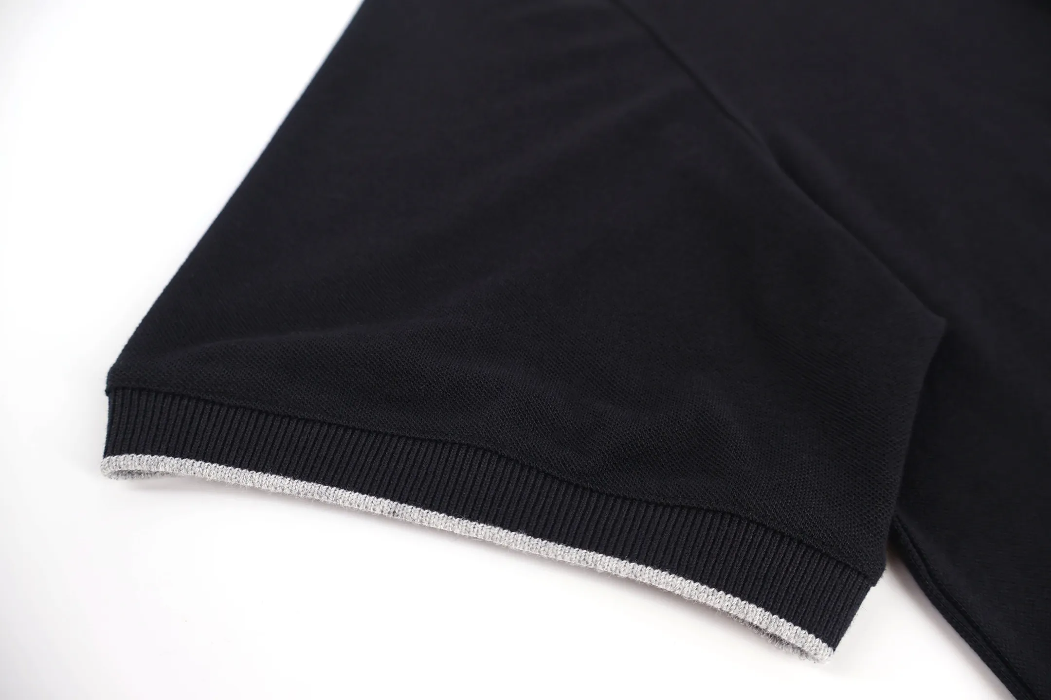BC Brunello embroidered logo POLO shirt. Fabric: Made of 100% pure cotton pique cotton. Fabric: The thread adopts 1*1 flat machine thread. Technology: The back collar adopts artificial glue printing process, and the original 1:1 mold opening is ultra-fine screen version. Craftsmanship: The embroidery uses 3D three-dimensional embroidery, embellished with the brand logo. The total number of stitches is approximately stitches. Brunello Cucinelli's fine and soft material adds to the versatility of this piqué cotton polo shirt. The clothes are refreshed with clever details: the logo sewn on the chest is matched by the color stripes decorating the collar and cuffs. The standard size design makes your activities more natural, comfortable and elegant. Accessories: Customized 1:1 washed trademark Accessories: Customized 1:1 resin buttons Craftsmanship: Customized 1:1 embroidery logo Size: S-M-L-X Color: Black Style number: 86001